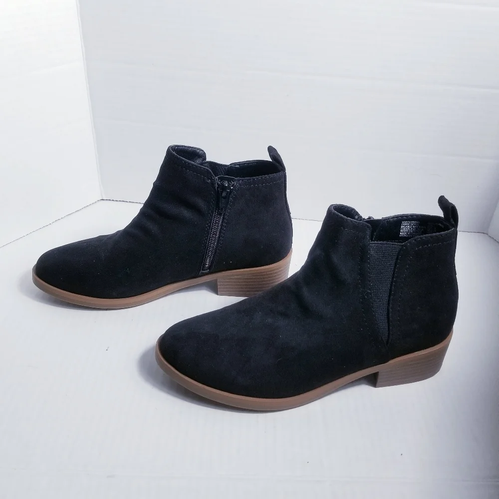 TIME AND TRU BLACK HEELED ANKLE BOOTS WITH BROWN SOLES SIZE 7